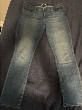 Signature by Levi Strauss Women's Straight-Leg Lightwash Blue Jeans